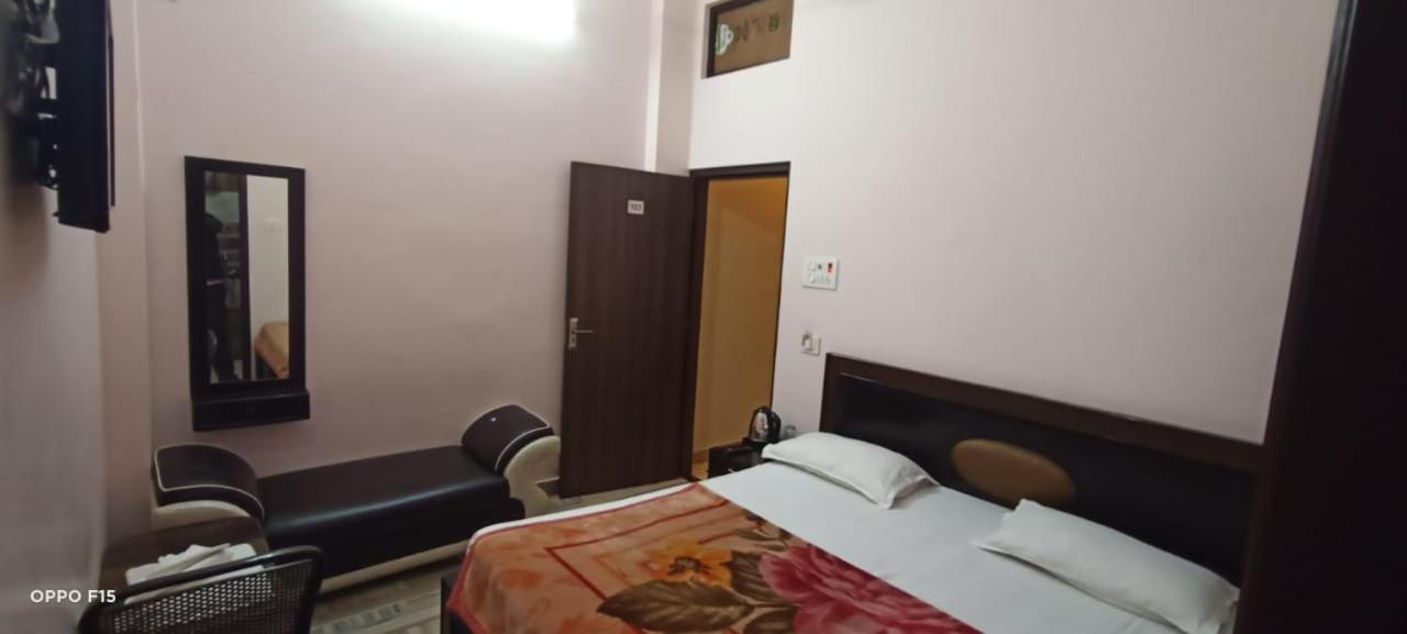 ורנאסי Hotel Blue Star מראה חיצוני תמונה